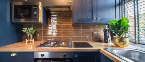 Kylskåp, mikrovågsugn, ugn och spishäll