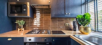 Luxury Versace Sleeps10, HotTub, Pool Table, SkyTV