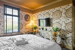 4 bedrooms, iron/ironing board, WiFi, bed sheets - Luxury Versace Sleeps10, HotTub, Pool Table, SkyTV (London)