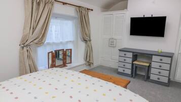 2 bedrooms, iron/ironing board, WiFi, bed sheets