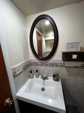 SĂšche-cheveux, serviettes fournies, savon, papier toilette