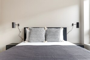 Een strijkplank/strijkijzer, wifi, beddengoed