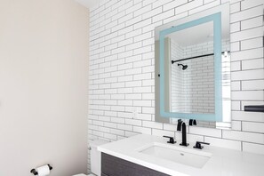 Een haardroger, handdoeken