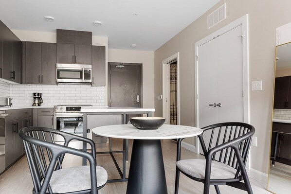 Een koelkast, een microgolfoven, een oven, een kookplaat