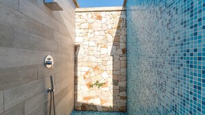 A narrow pool area with stone walls and blue-tiled sides. - Villa I Chiani 8 Emma Villas (Gagliano del Capo)