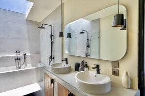 Dusche, Haartrockner, Handtücher, Seife