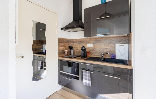 Fridge, oven, stovetop, coffee/tea maker