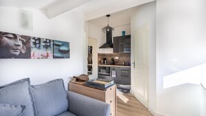 Una sala de estar moderna con un sofá gris, una mesa de centro de madera y un cuadro en la pared.