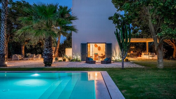 A modern house with a pool, outdoor seating, and a well-lit patio area. - Casavento Puzziteddu 6 Emma Villas (Campobello di Mazara)