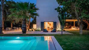 A modern house with a pool, outdoor seating, and a well-lit patio area. - Casavento Puzziteddu 6 Emma Villas (Campobello di Mazara)