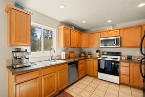 Kjøleskap, mikrobølgeovn, ovn og kokeplater