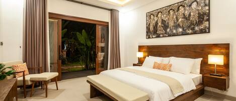 خزنة داخل الغرفة ومكتب وستائر تعتيم وتجهيزات عازلة للصوت