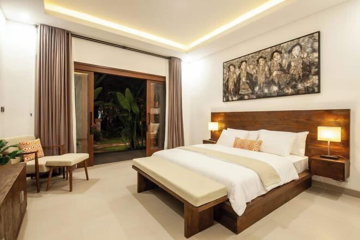 In-room safe, desk, blackout drapes, soundproofing