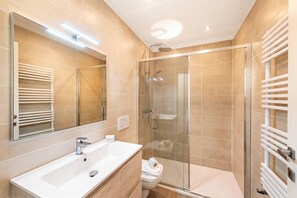 Shower, bidet, towels - Porto Letizia Rossini 9, Porlezza, Italy (Porlezza)