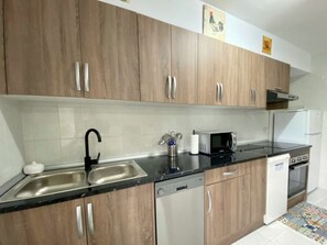 Frigorífico, microondas, horno y lavavajillas