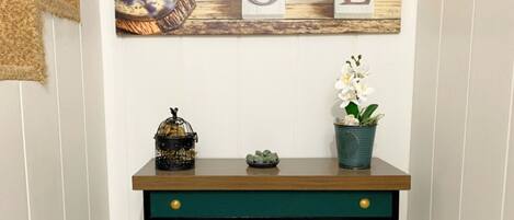 Una mesa de madera con un letrero que dice
