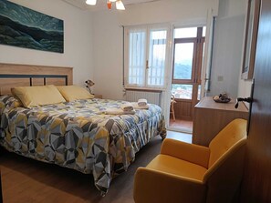 4 dormitorios, tabla de planchar con plancha, cuna de viaje