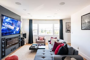 Smart-TV, Kamin, Bücher