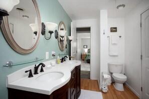 Hair dryer, towels, soap, shampoo - The Little House - Eclectic, Quiet, Pet Friendly Home (Amarillo)