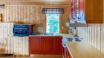 Kjøleskap, ovn, kokeplater og oppvaskmaskin