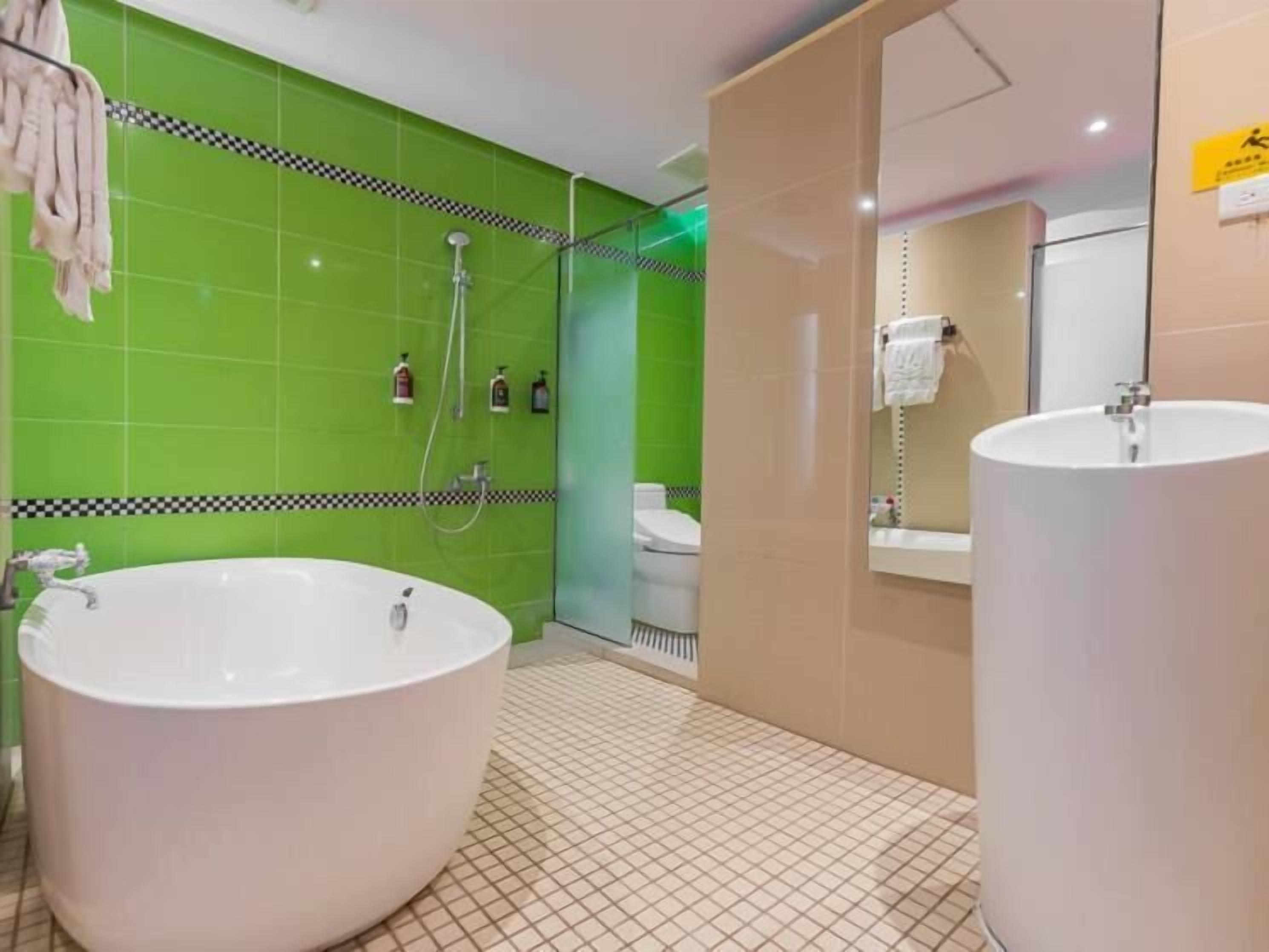 Habitación superior | Baño | Artículos de higiene personal gratuitos, secador de pelo y zapatillas