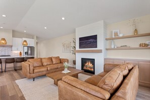 Smart TV, fireplace - Brand New Lavish Townhome Duplex w 2 Private Hot Tubs & 2 Saunas (Rockaway Beach)