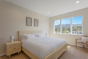 8 Schlafzimmer, Schreibtisch, Bügeleisen/Bügelbrett, Reisekinderbett