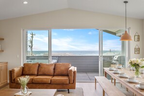 Smart TV, fireplace - Brand New Lavish Townhome Duplex w 2 Private Hot Tubs & 2 Saunas (Rockaway Beach)