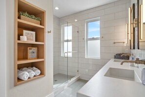 Dusche, Haartrockner, Handtücher, Seife