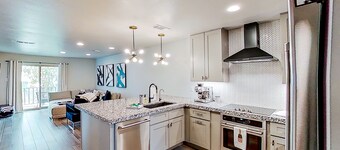 Contemporary, dog-friendly townhouse with balcony, pool & day docks