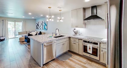 Contemporary, dog-friendly townhouse with balcony, pool & day docks