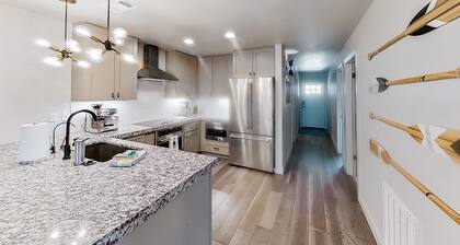 Contemporary, dog-friendly townhouse with balcony, pool & day docks