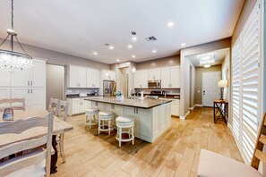 Fridge, microwave, oven, stovetop - Beautiful desert home near trailheads with yard, grill, and mtn views - dogs ok (Phoenix)