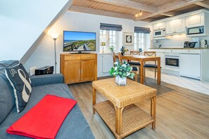 Ein moderner Loft-Wohnraum mit Schlafgalerie, Essbereich und Küche.