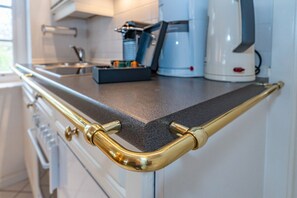 Réfrigérateur, four à micro-ondes, un four, surface de cuisson