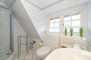 Regadera, secadora de cabello, toallas 