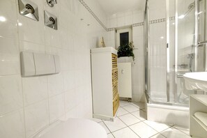 Ein modernes Badezimmer mit Toilette, Dusche und Waschbecken.