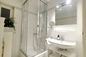 Dusche, Haartrockner, Handtücher