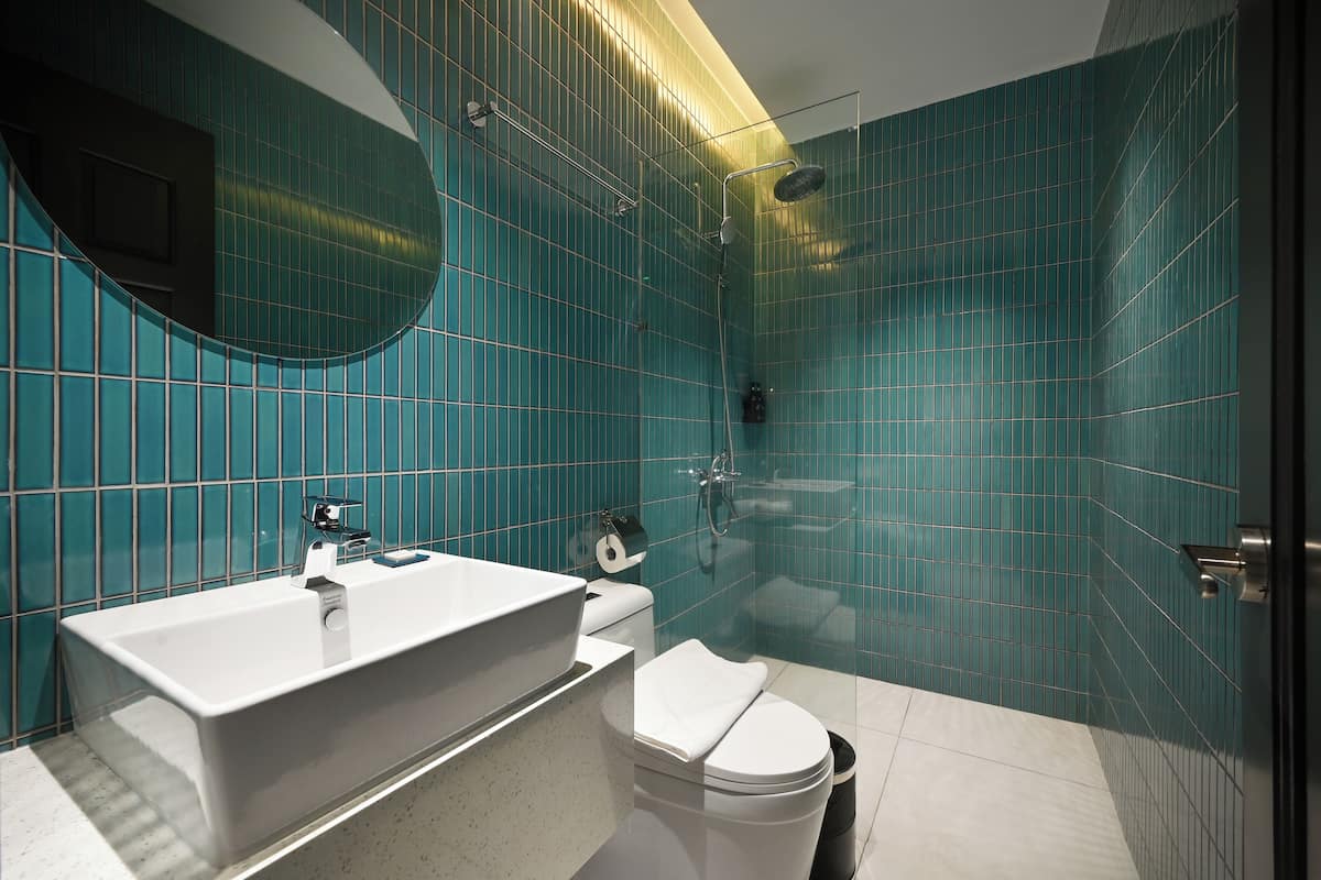 deluxe double room | bathroom | shower, eco-friendly toiletries, hair dryer, slippers