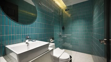 Chambre Double Deluxe | Salle de bain | Douche, articles de toilette écologiques, sèche-cheveux, chaussons