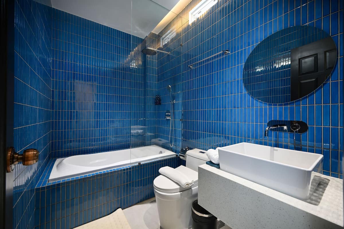executive double room, city view | bathroom | shower, eco-friendly toiletries, hair dryer, slippers