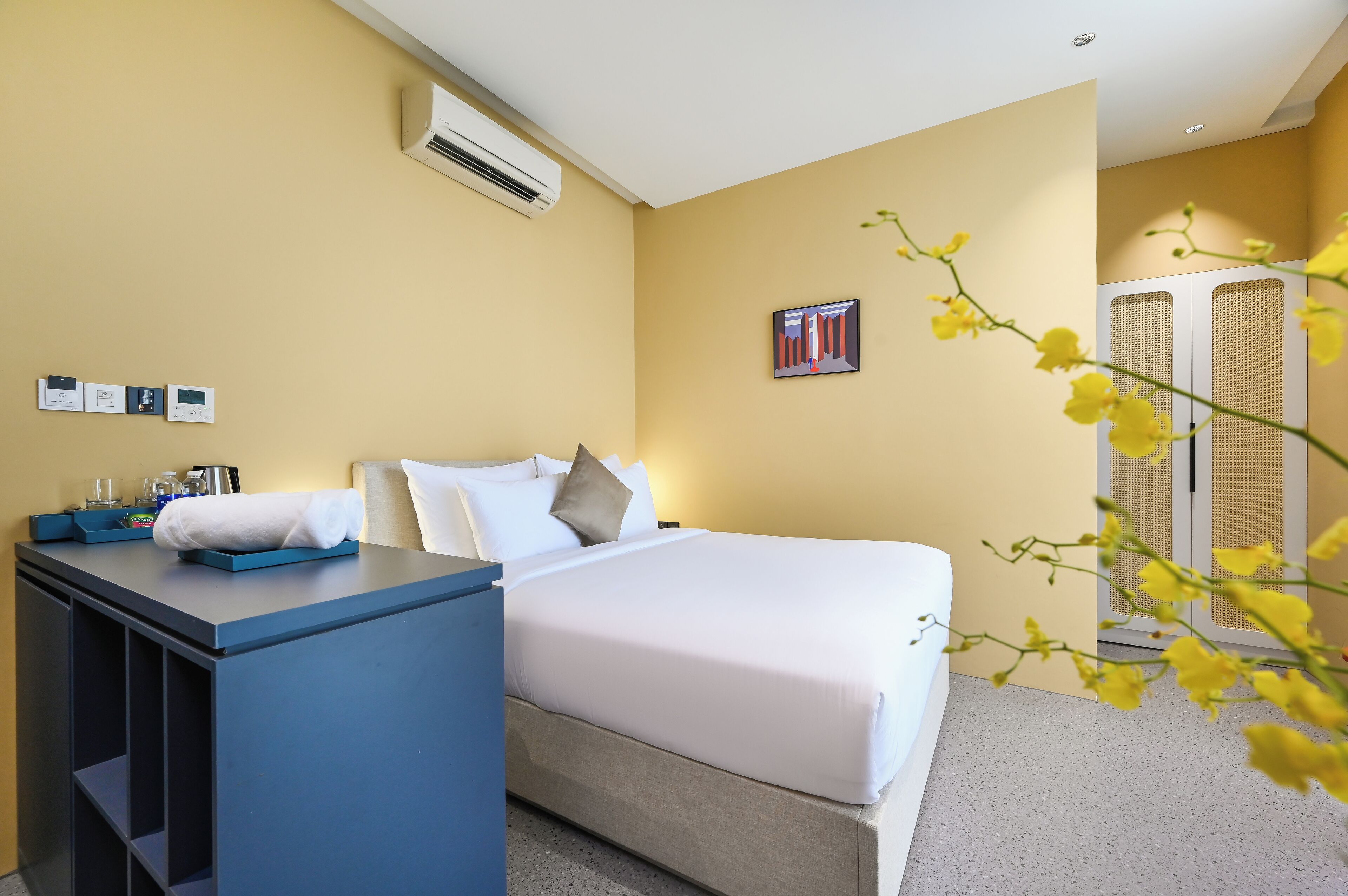 Una habitación de hotel con cama, escritorio y armario.