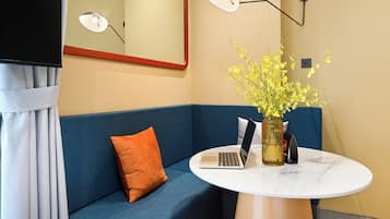 Minibar, free WiFi, bed sheets