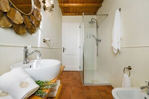 Dusche, Haartrockner, Bidet, Handtücher