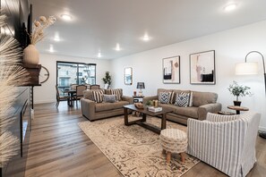 Televisión, chimenea y libros 