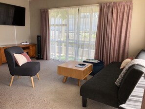 Smart TV, books - Cozy 2 Bedrooms Lavender Garden House at Oamaru, sweet as home! (Oamaru)