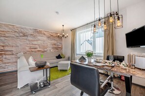 TV - Central, quiet and modern apartment with balcony (Kell am See)