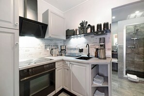 Køleskab, mikrobølgeovn, ovn, kogeplade