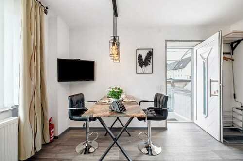 Zentrale ruhige und moderne Wohnung mit Balkon