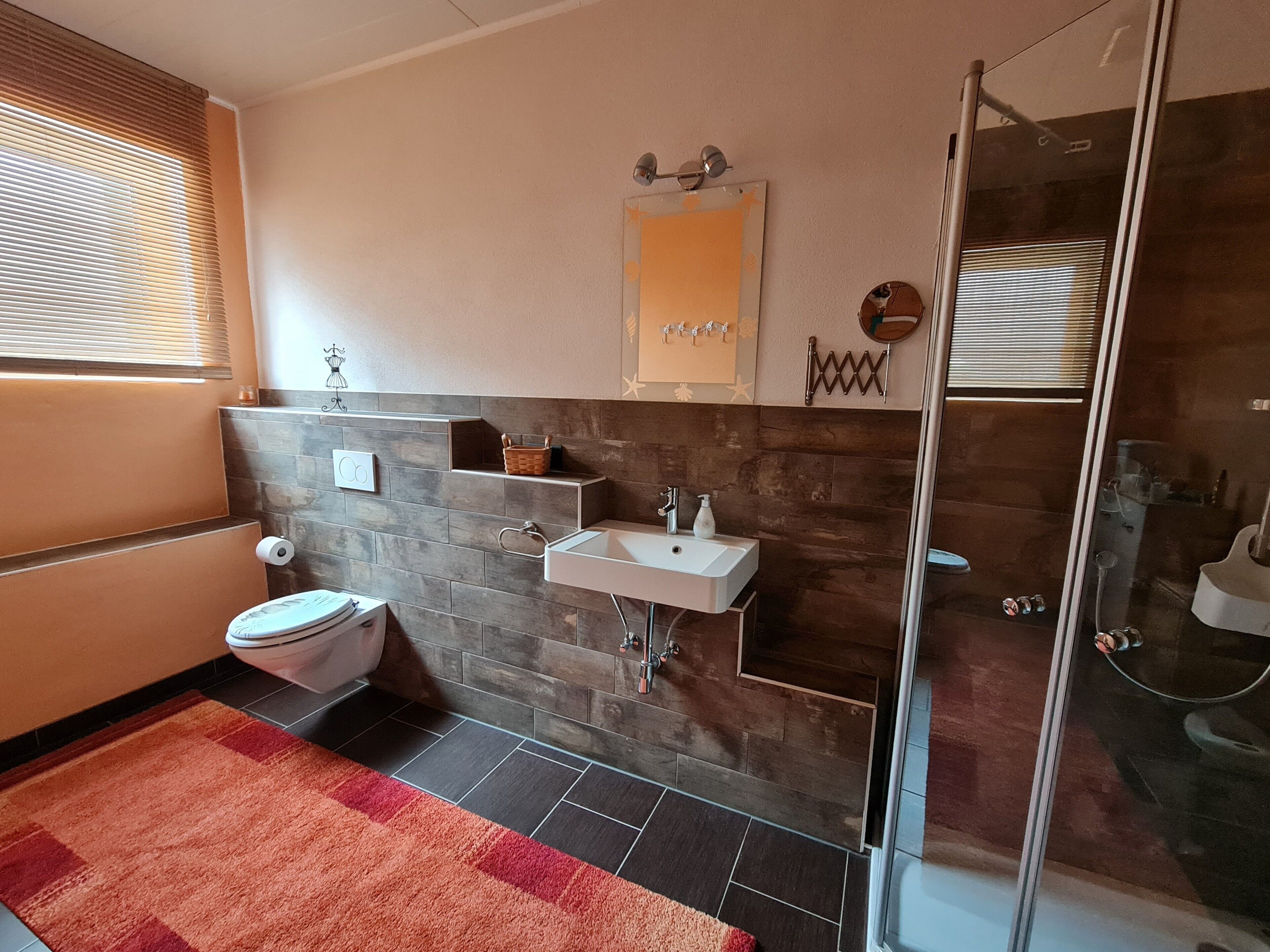 Ducha, artículos de tocador gratuitos, secador de pelo, toallas